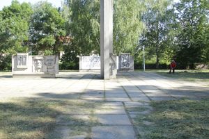 В Великих Луках убрали территорию у памятного знака рабочим ЛРЗ (ФОТО)