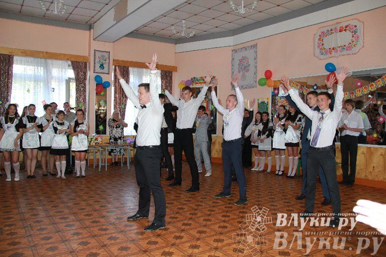 В Великих Луках прозвенели «Последние звонки»