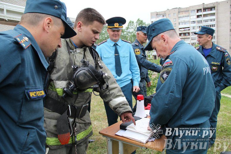 В Великих Луках прошли областные соревнования среди пожарных по спасению пострадавших