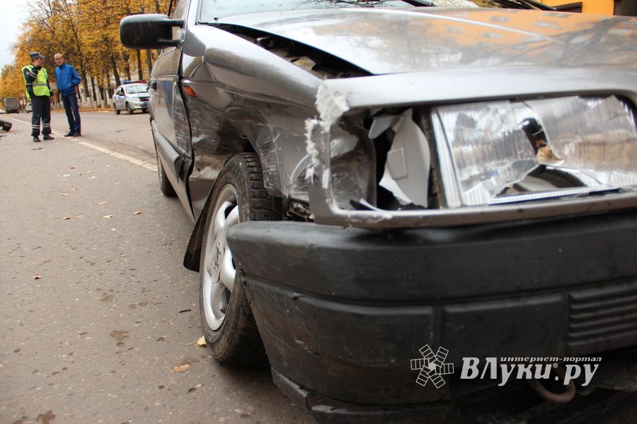 ДТП на проспекте Ленина в Великих Луках (ФОТО)