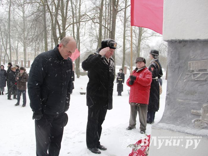 Великолучане возложили цветы на братском мемориальном захоронении (ФОТО)