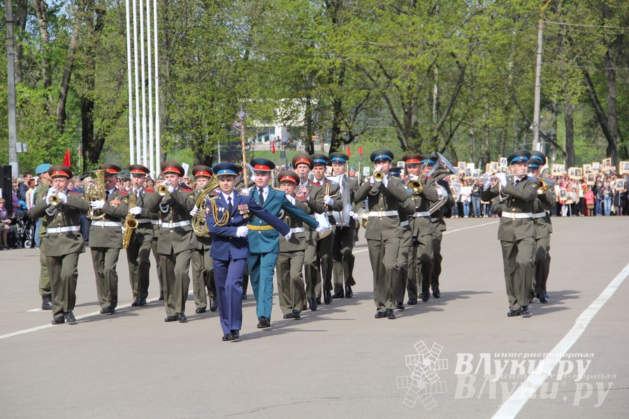Парад Победы в Великих Луках (фото)