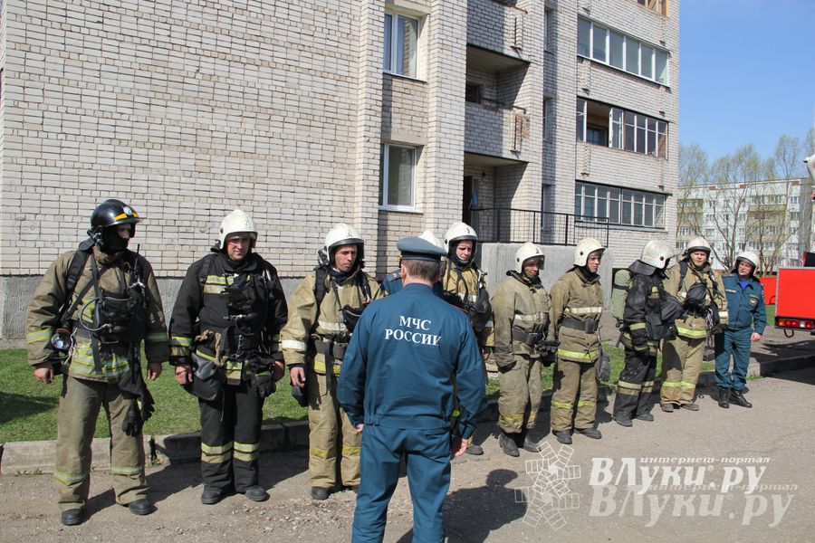 В Великих Луках прошли соревнования пожарных расчетов