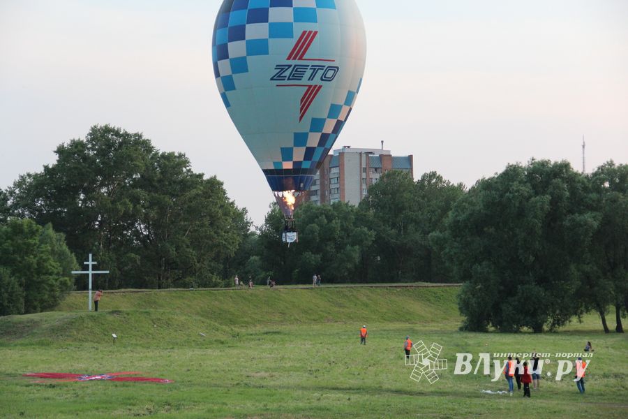 Аэростаты летают над городом (ФОТО)