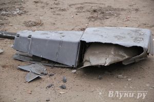 В Великих Луках пьяный водитель снес столб (фото)