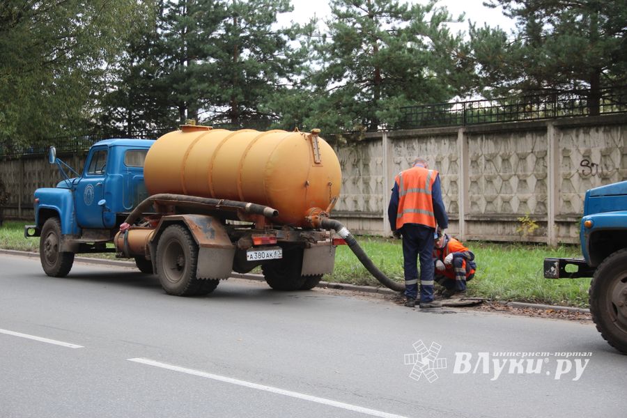 На проспекте Гагарина устраняют аварию в водоводе (ФОТО)