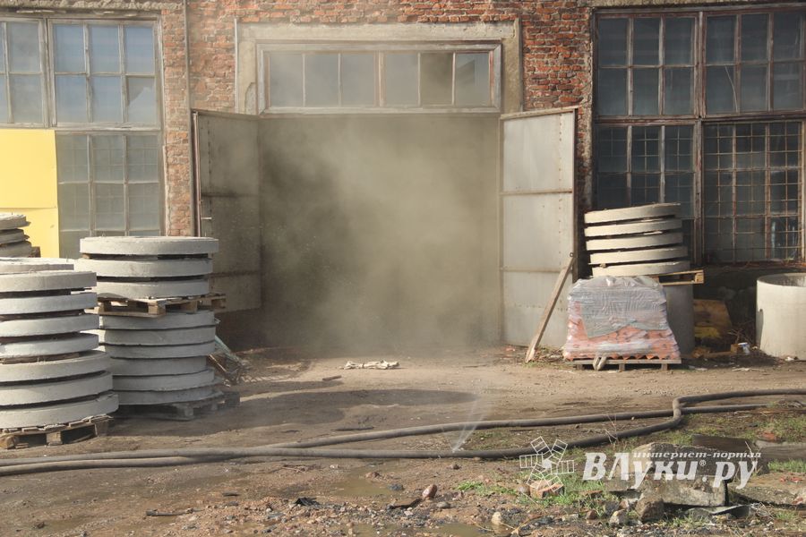 В Великих Луках горит склад (ФОТО)