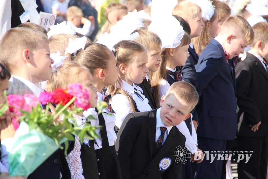 В Великих Луках торжественно встретили День знаний (ФОТО)