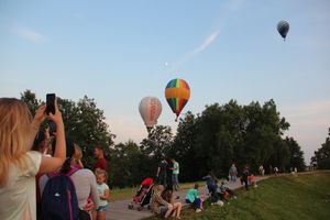 Аэростаты летают над городом (ФОТО)