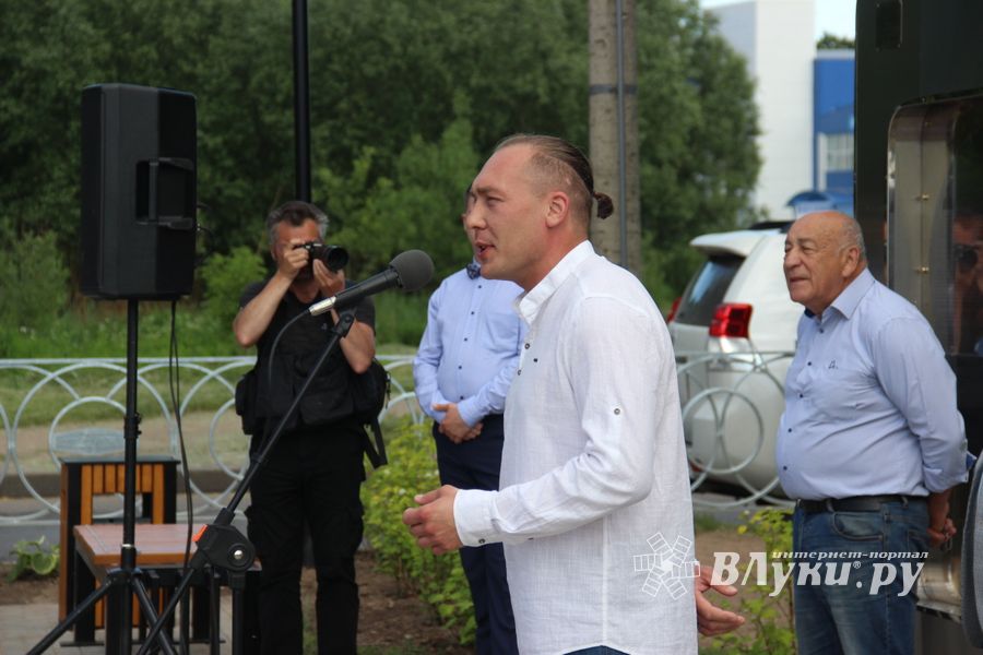 Памятный знак воздухоплаванию открыли в Великих Луках