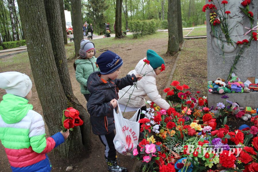 Великолучане почтили память героев Великой Отечественной (ФОТО)