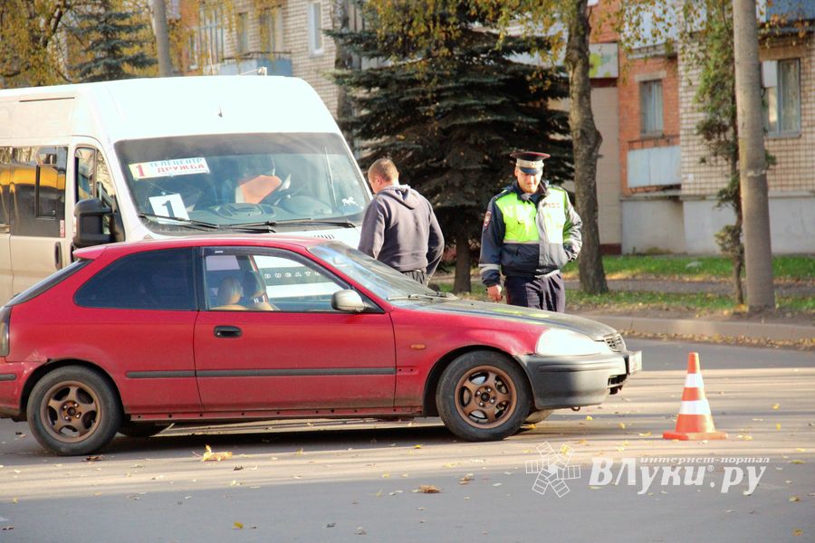 ДТП затруднило движение на пр-те Гагарина в Великих Луках (ФОТО)
