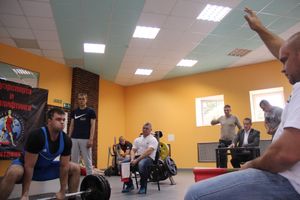 В Великих Луках прошел открытый городской турнир по пауэрлифтингу (фото)