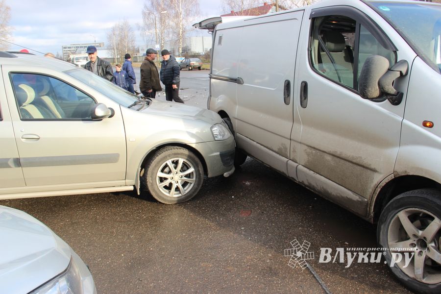 Серьёзное ДТП произошло в Великих Луках (ФОТО)