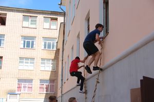 В Великих Луках в 10 лицее «освободили» заложников (ФОТО)