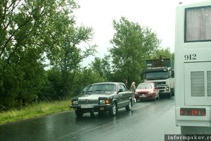 На подъезде к Острову произошло ДТП с участием фуры и нескольких легковых автомобилей (ФОТО)