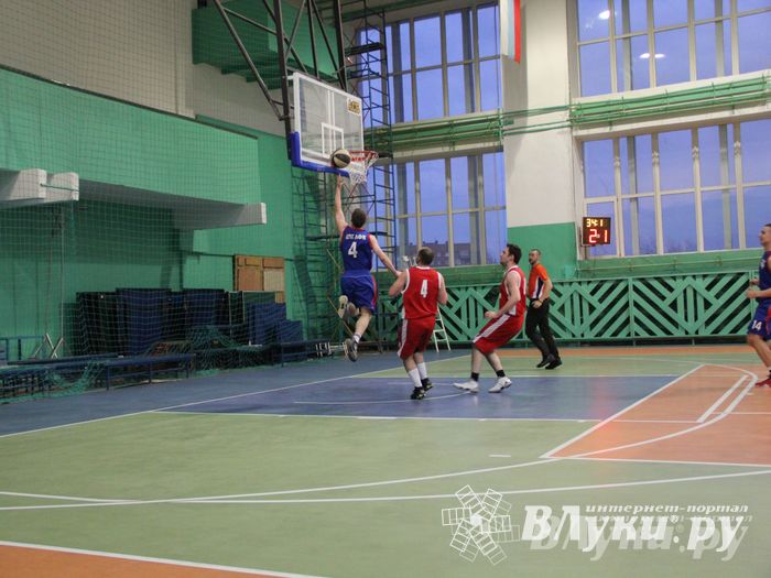 В Великих Луках проходит Открытый Чемпионат г. Великие Луки по баскетболу (фото)