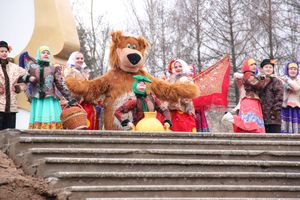 В Великих Луках сожгли Масленицу (фото)