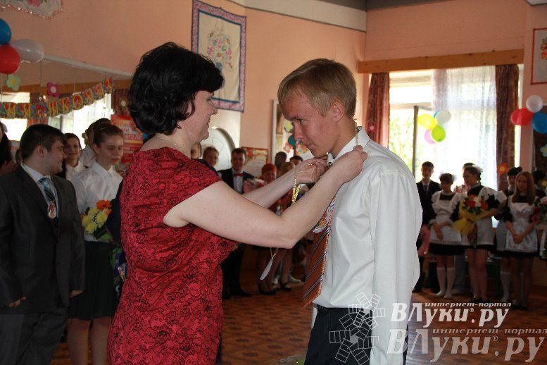 В Великих Луках прозвенели «Последние звонки»