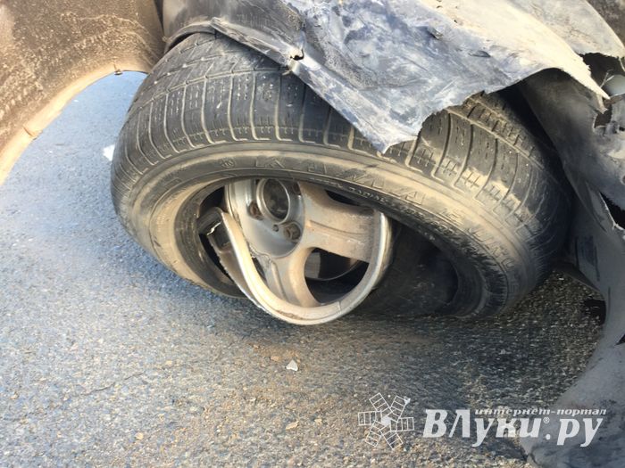 На трассе Рига-Москва столкнулись легковушка и фура (ФОТО)