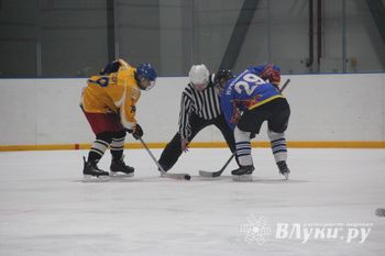 Два зоккейных матча прошли в Великих Луках в рамках Чемпионата города (ФОТО)