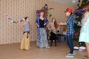 Волонтеры Великолукского района организовали добровольческую акцию «Новогодний подарок» (фото)