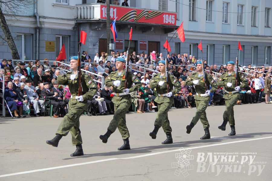 Парад Победы в Великих Луках (фото)