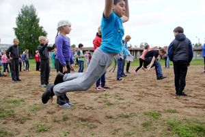 Ребята из пришкольных лагерей соревновались в «Весёлых стартах» (ФОТО)