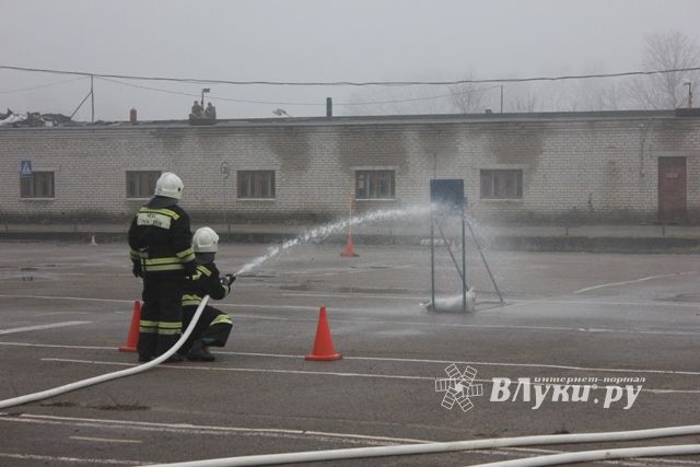 Великолукские пожарные вернулись с соревнований по пожарному биатлону с «бронзой» (фото)