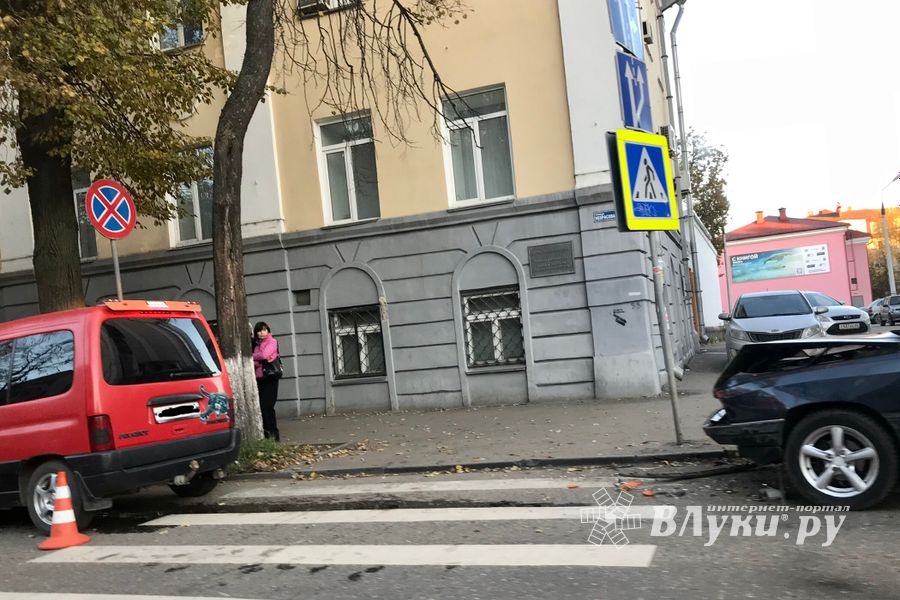 На ул. Некрасова в Великих Луках произошло ДТП (ФОТО)