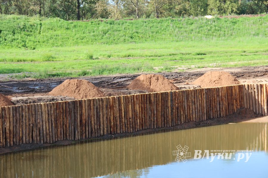 Совсем скоро великолучане смогут гулять по деревянным дорожкам Крепости (ФОТО)