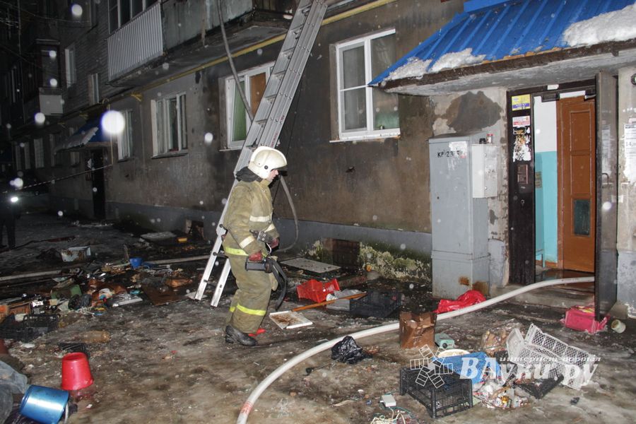 Фоторепортаж: пожар на Зверева в Великих Луках (ФОТО 18+)