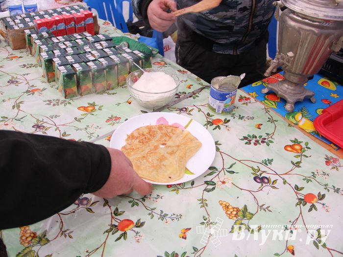 В Великих Луках сожгли Масленицу (фото)