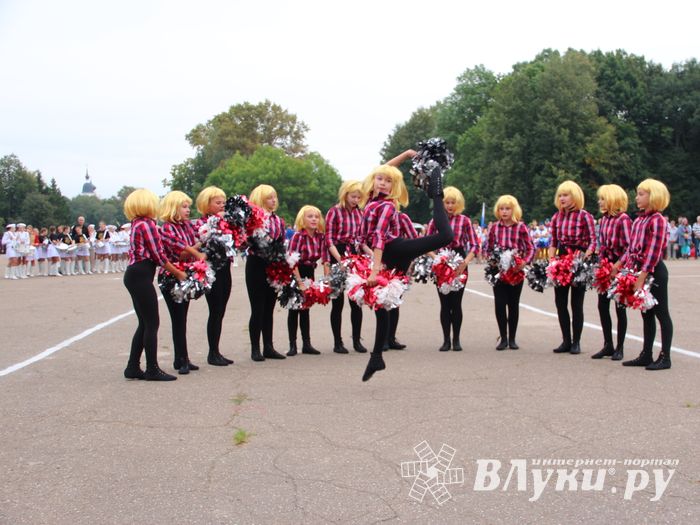 В Великих Луках проходит Международный фестиваль-конкурс среди мажореток и барабанщиц (ФОТО)