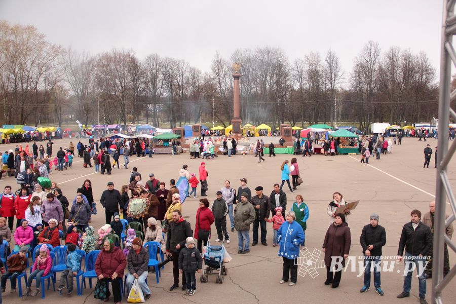 В Великих Луках проходит Весенняя ярмарка