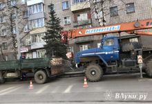 На проспекте Гагарина восстанавливают сбитые автомобилями столбы (ФОТО)