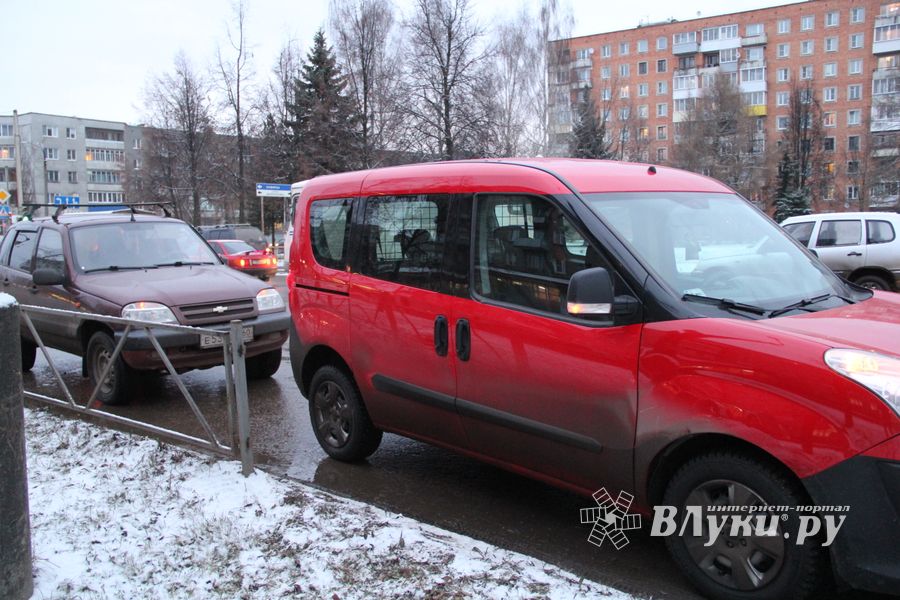 В Великих Луках по проспекту Гагарина произошло ДТП (фото)