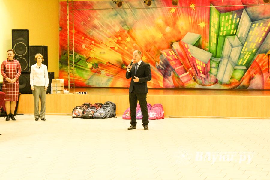 В Великих Луках первоклассники из малоимущих семей стали обладателями новых школьных портфелей (ФОТО)