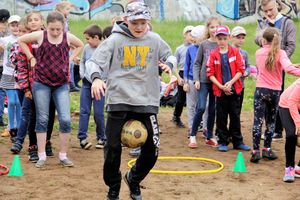 Ребята из пришкольных лагерей соревновались в «Весёлых стартах» (ФОТО)