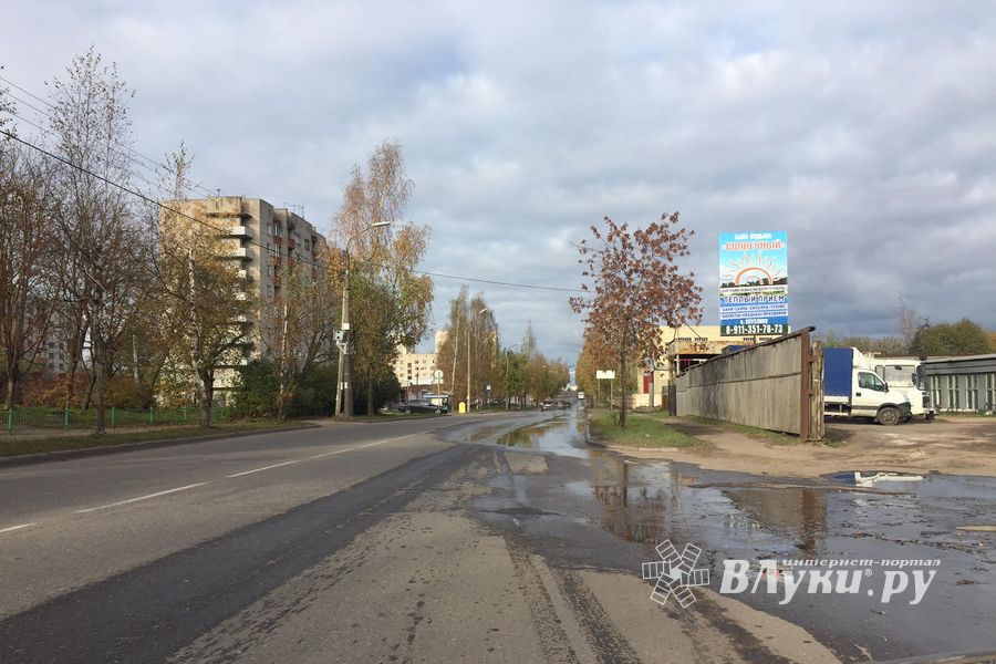 В Великих Луках из-за прорыва трубы затопило улицу (ФОТО)