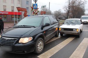 В Великих Луках не разъехались Жигули и Крайслер (ФОТО)