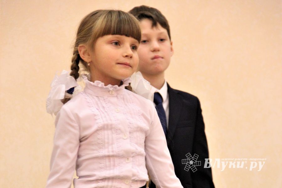 В Великих Луках ученики школы №13 поздравили своих педагогов (ФОТО)