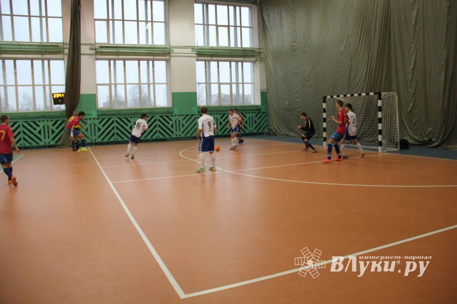 В Великих Луках продолжается Первенство города по мини-футболу (фото)