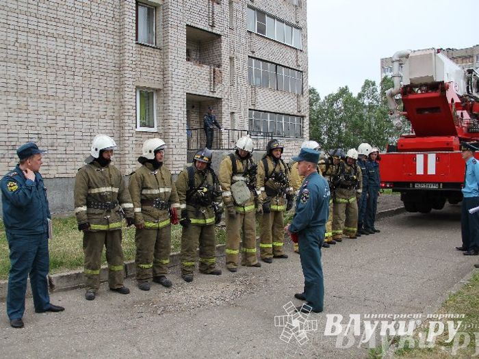 В Великих Луках прошли областные соревнования среди пожарных по спасению пострадавших