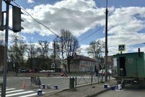 В Великих Луках мусоровоз «притёрся» к охране (ФОТО)