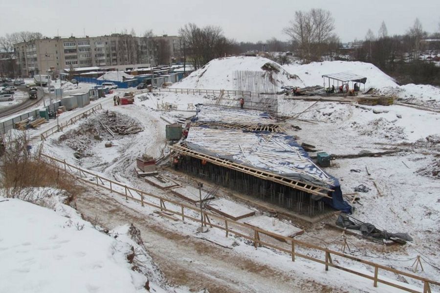 Депутат Александр Васильев проконтролировал ход строительства путепровода в Великих Луках (ФОТО)