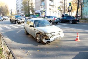 ДТП на перекрёстке Великих Лук: Peugeot увёз эвакуатор (ФОТО)