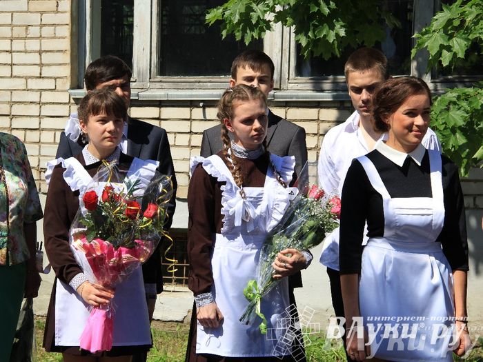 В Великих Луках прозвенели «Последние звонки»