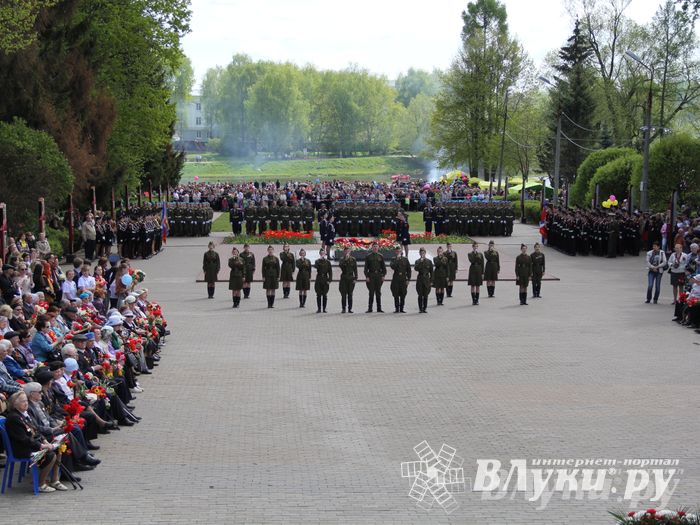 Парад Победы в Великих Луках (фото)