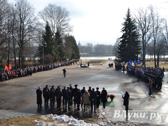 День защитника отечества в Великих Луках отметили памятным митингом и салютом